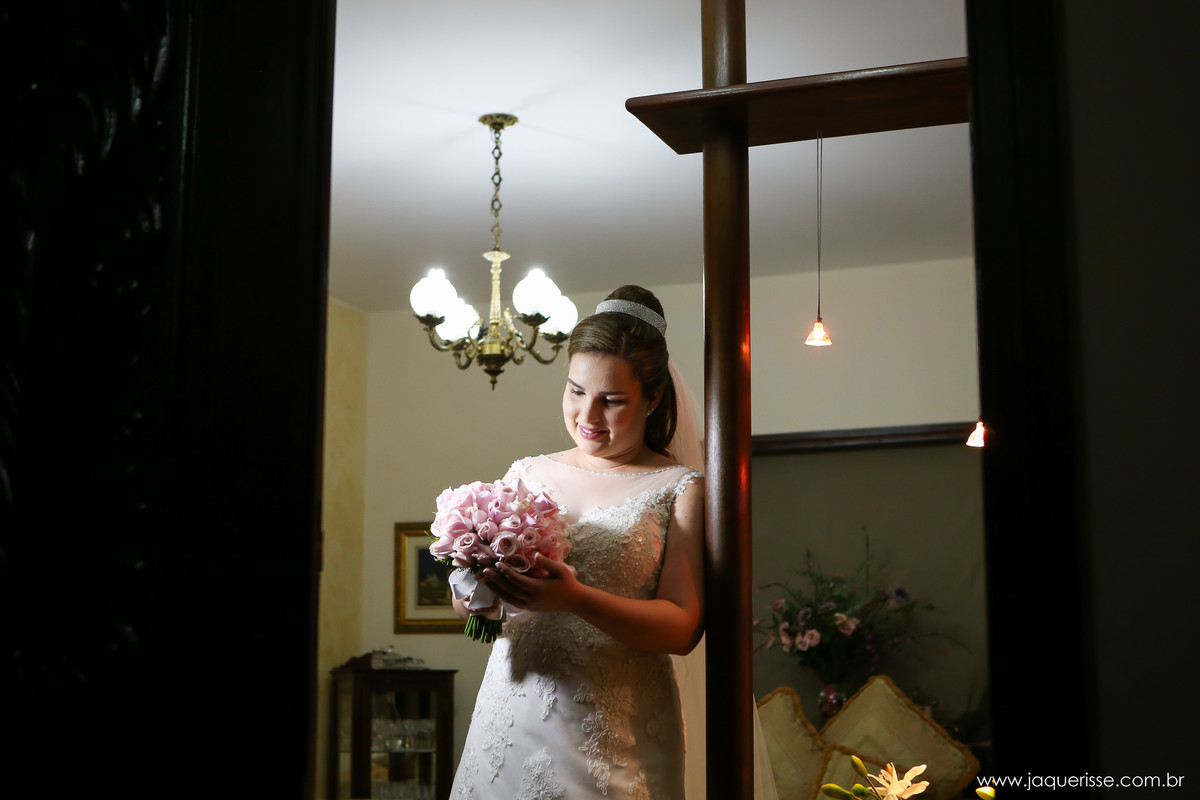 jaque risse, andre risse, estudio bebedouro, melhores fotografos, noiva encostada e olhando seu buque