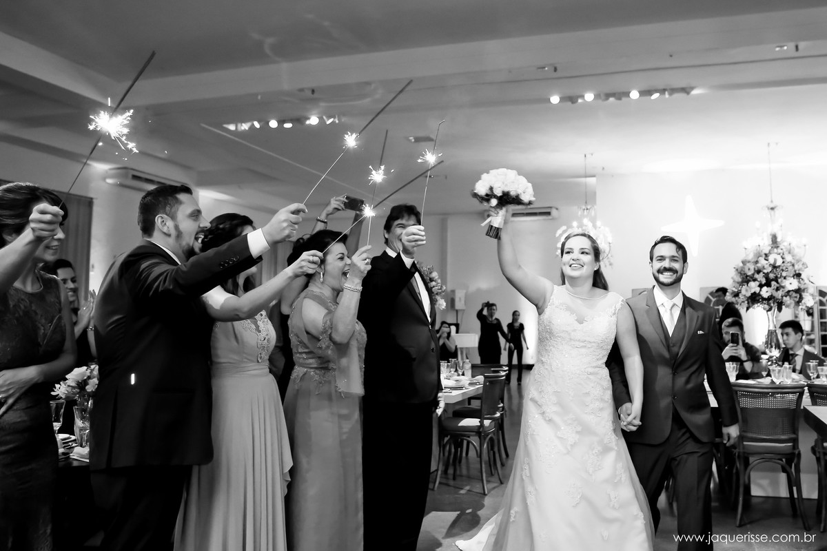 jaque risse, andre risse, estudio bebedouro, melhores fotografos, noivos na entrada da festa