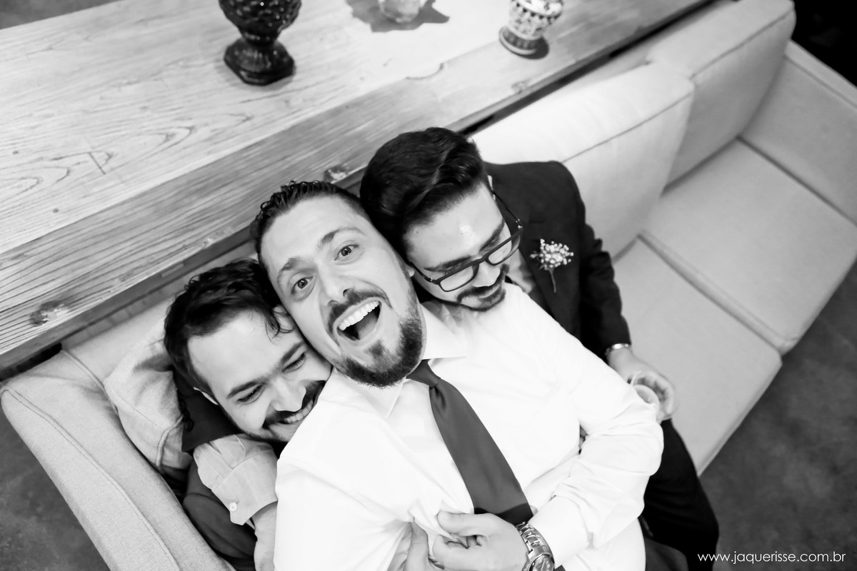 jaque risse, andre risse, estudio bebedouro, melhores fotografos, amigos em cima do noivo