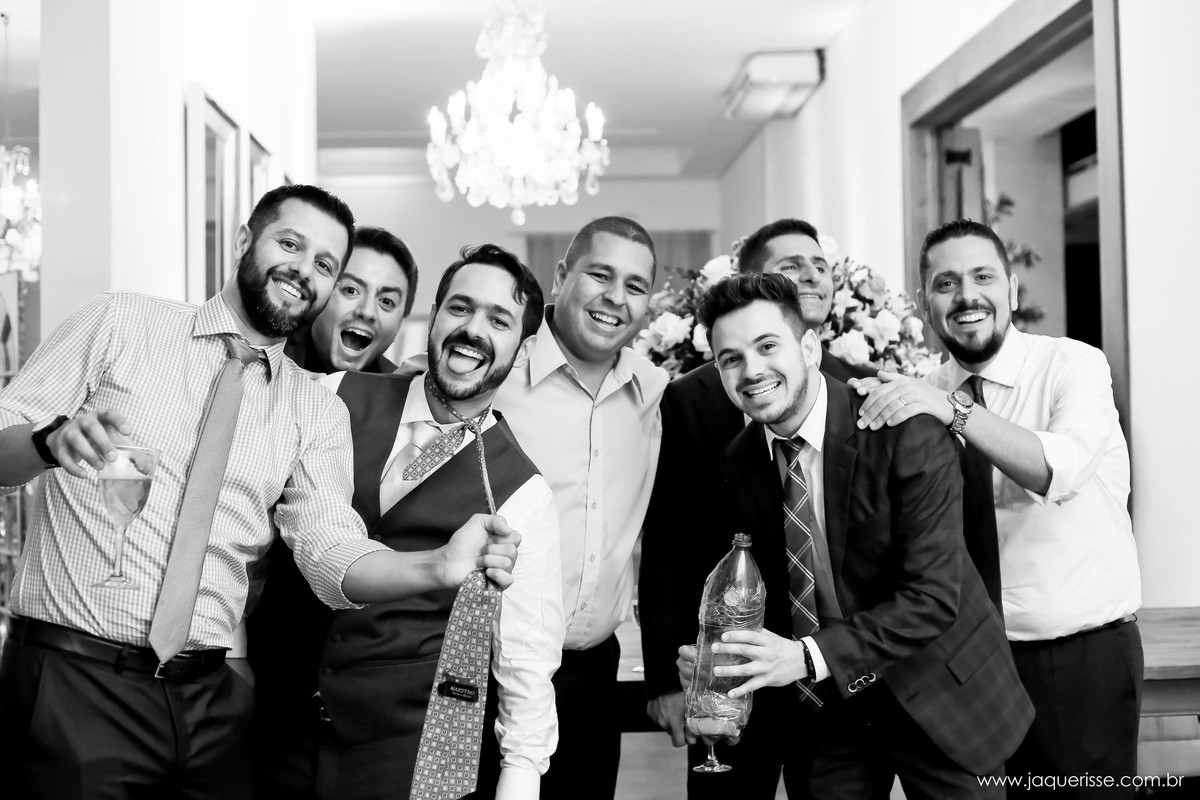 jaque risse, andre risse, estudio bebedouro, melhores fotografos, amigos na hora da gravata com o noivo