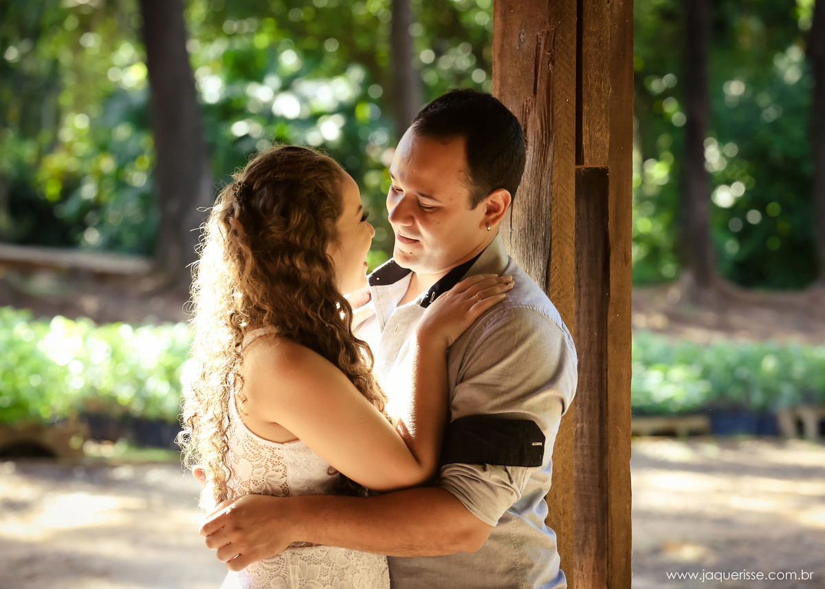 jaque risse, andre risse, estudio bebedouro, melhores fotografos, noivos de frente se olhando, sorrindo