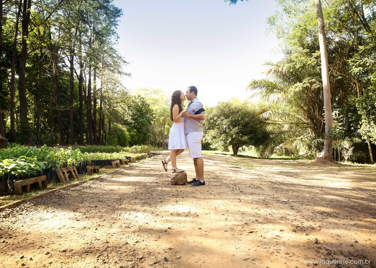 jaque risse, andre risse, estudio bebedouro, melhores fotografos,  noiva em cima de uma pedra, para beijar seu noivo