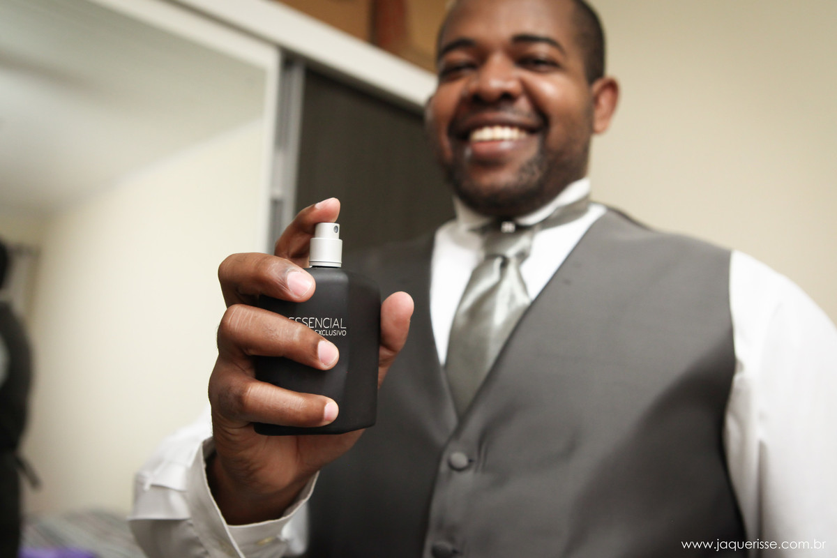 jaque risse, andre risse, estudio bebedouro, melhores fotografos, noivo toso sorridente, com seu perfume
