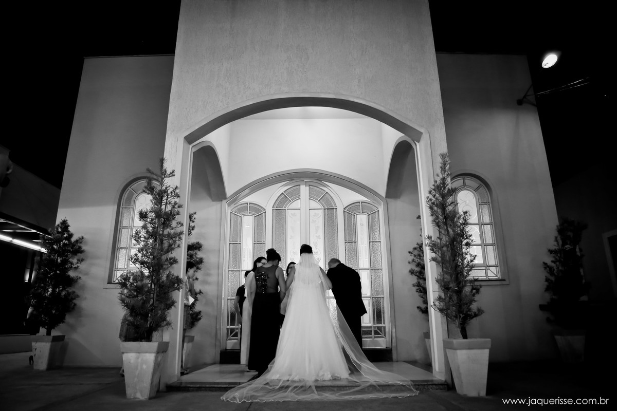 jaque risse, andre risse, estudio bebedouro, melhores fotografos,  noiva na porta da igreja, pronta para entrar