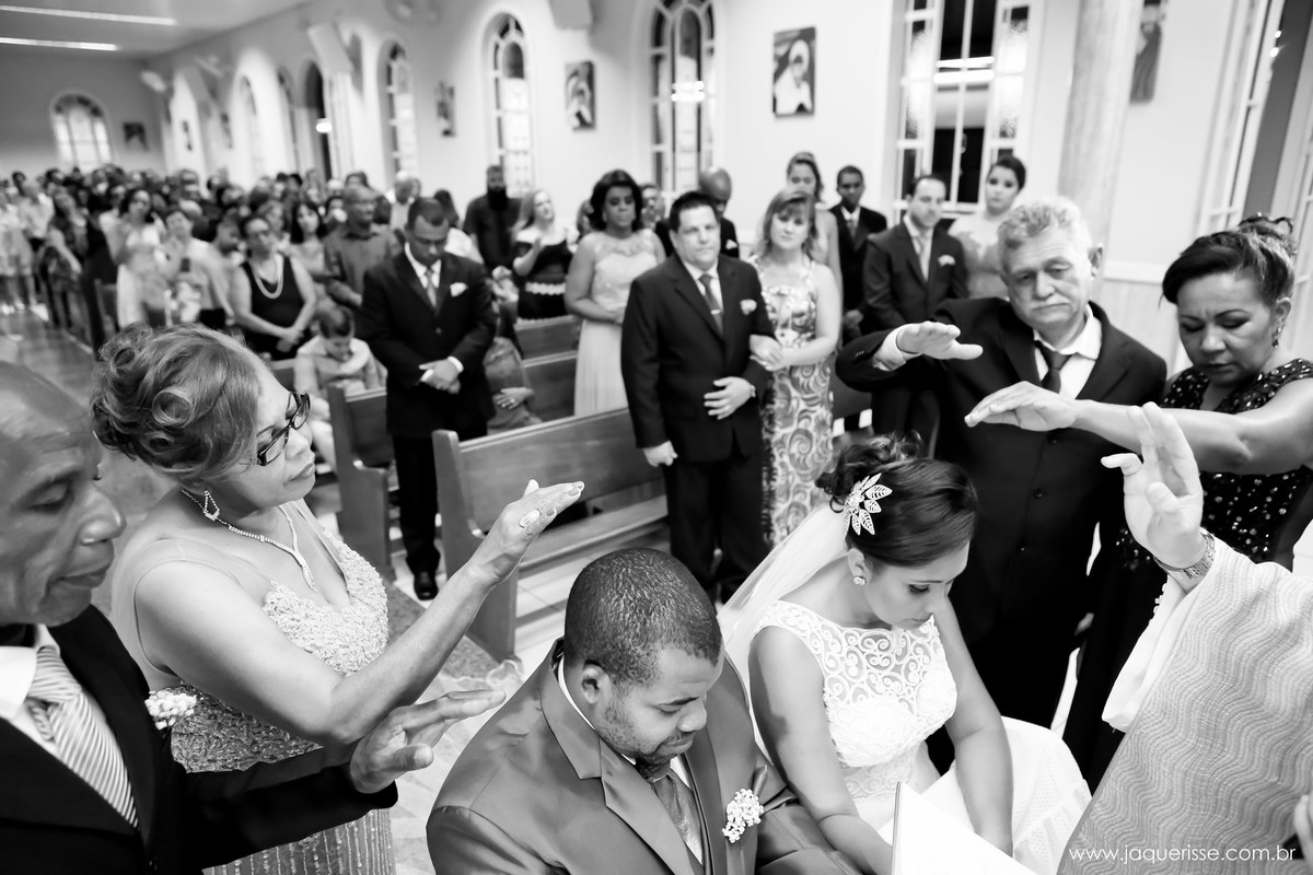 jaque risse, andre risse, estudio bebedouro, melhores fotografos, padre e pais dando a bençao aos noivos