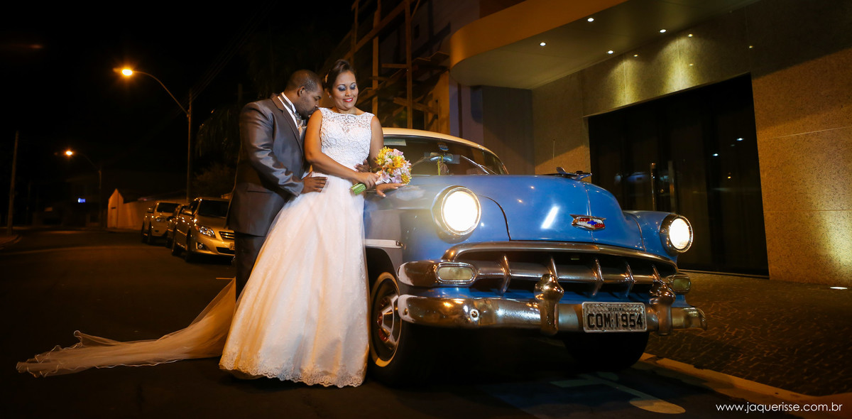 jaque risse, andre risse, estudio bebedouro, melhores fotografos, noivo beijando o ombro de sua noiva, noiva apoiada no carro olhando seu buque