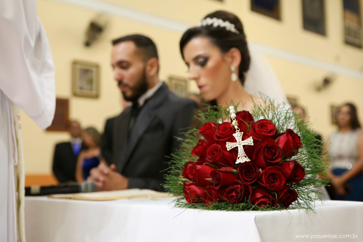 jaque risse, andre risse, estudio bebedouro, melhores fotografos, noivos ajoelhados, terço da noiva em cima do buque