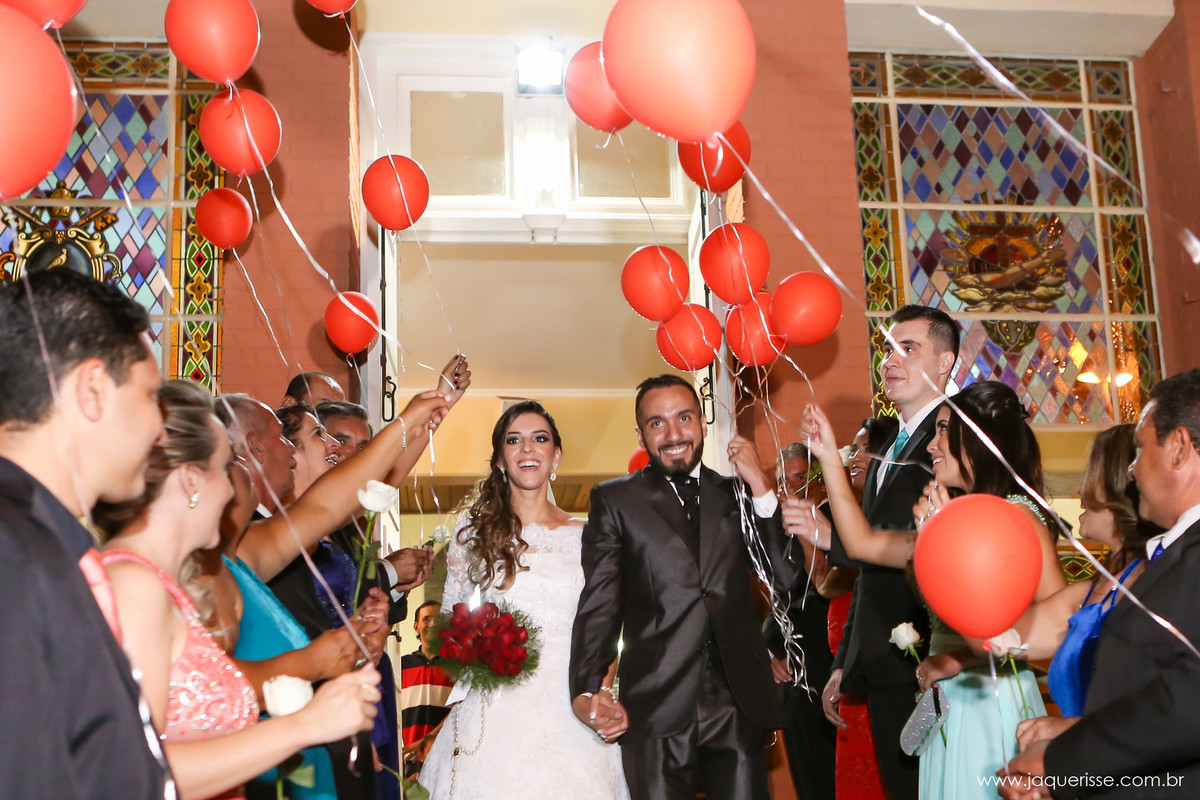 jaque risse, andre risse, estudio bebedouro, melhores fotografos, saida dos noivos, padrinhos segurando baloes