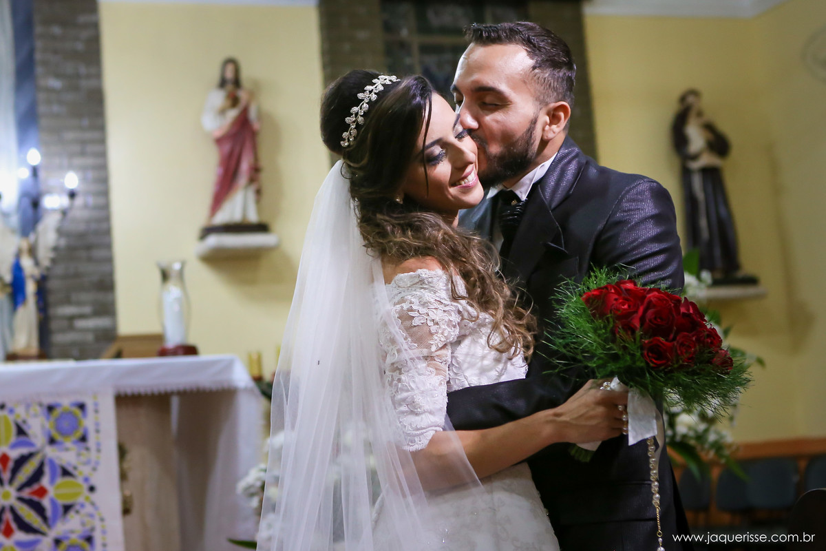 jaque risse, andre risse, estudio bebedouro, melhores fotografos, noivo beijando o rosto de sua noiva, noiva sorrindo com os olhos fechados