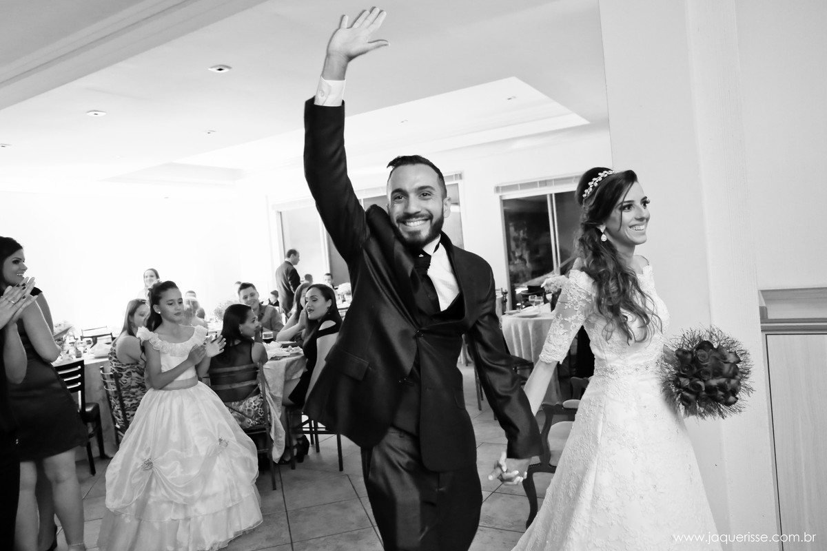 jaque risse, andre risse, estudio bebedouro, melhores fotografos, noivos entrando no salao da festa