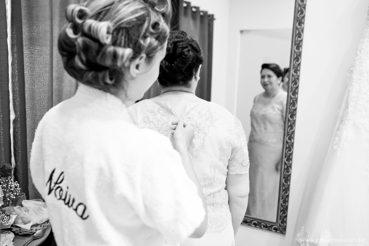 jaque risse, andre risse, estudio bebedouro, melhores fotografos, noiva ajudando sua mae a se vestir