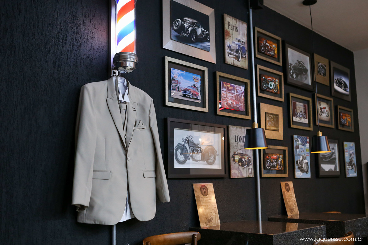 jaque risse, andre risse, estudio bebedouro, melhores fotografos, terno do noivo, junto com quadros da barbearia