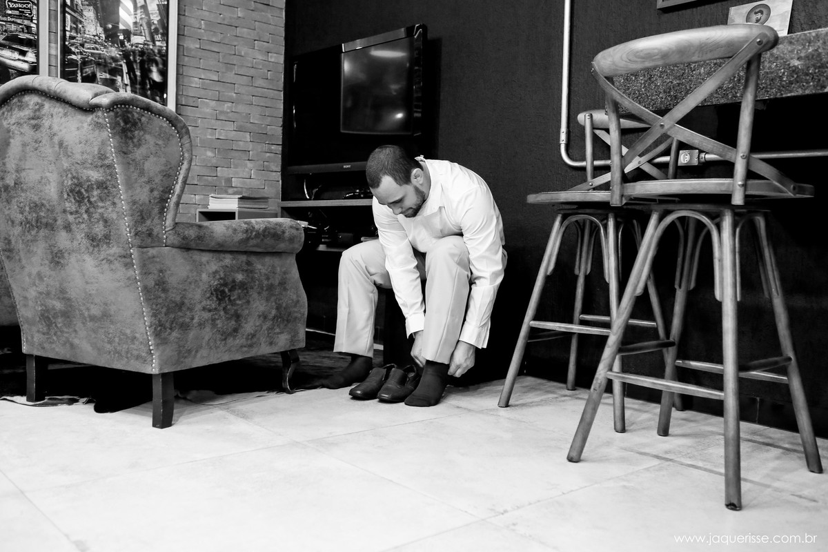 jaque risse, andre risse, estudio bebedouro, melhores fotografos, noivo calçando sapato