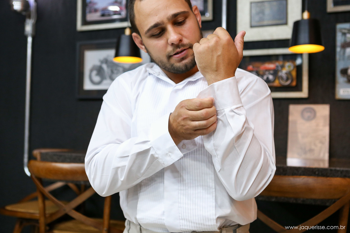 jaque risse, andre risse, estudio bebedouro, melhores fotografos, noivo abotoando a camisa
