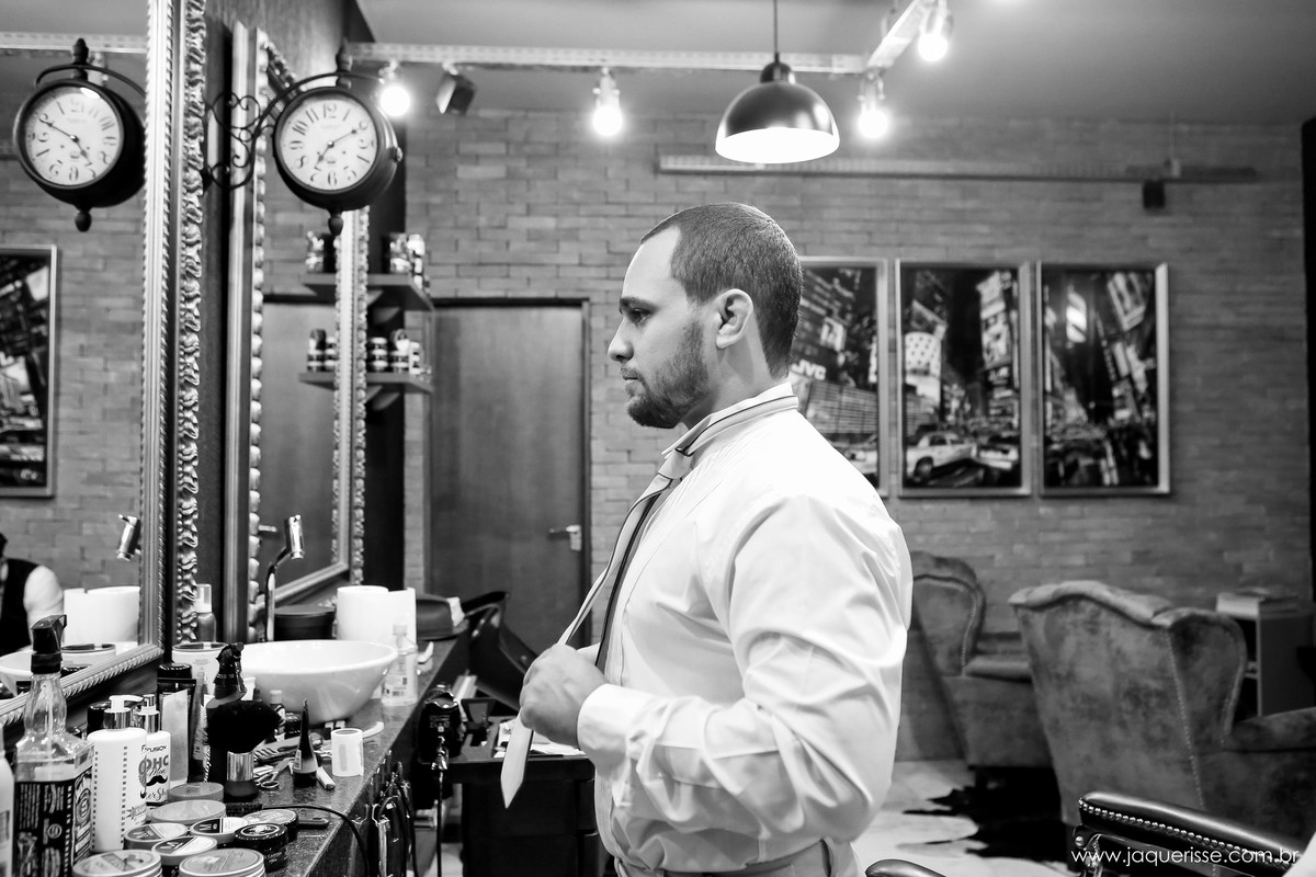 jaque risse, andre risse, estudio bebedouro, melhores fotografos, noivo colocando a gravata