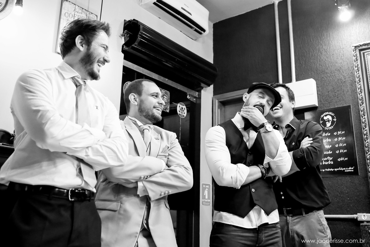 jaque risse, andre risse, estudio bebedouro, melhores fotografos, noivos com seus amigos e o barbeiro