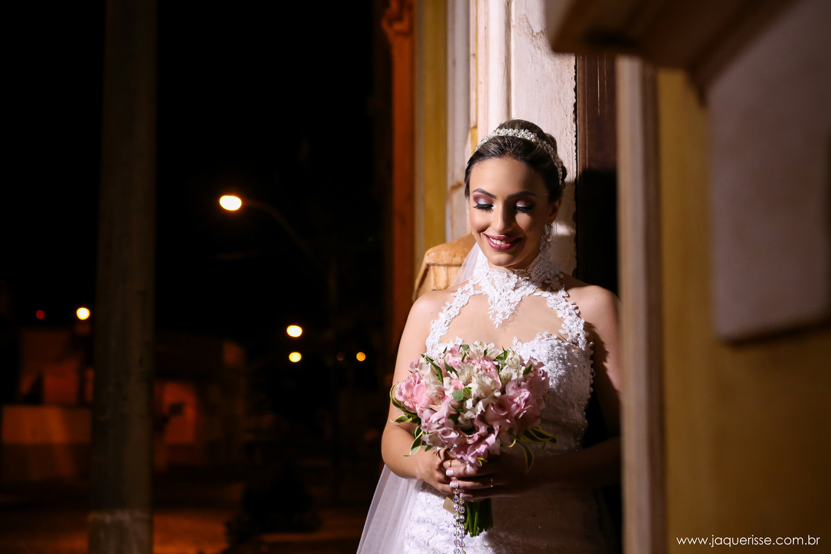 jaque risse, andre risse, estudio bebedouro, melhores fotografos, noiva fazendo pose, olhando para o buque