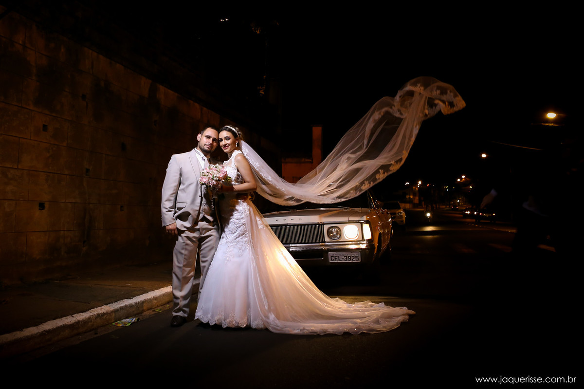 jaque risse, andre risse, estudio bebedouro, melhores fotografos, noivos na frente do carro, veu da noiva voando