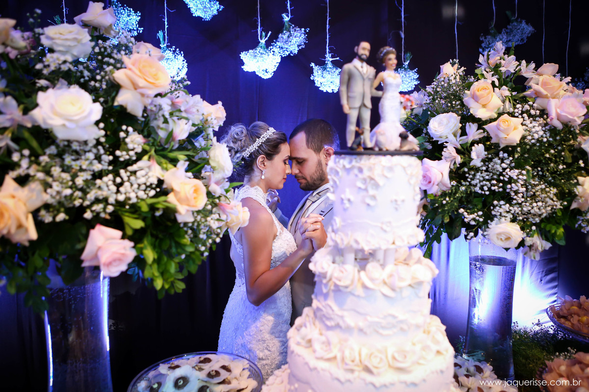 jaque risse, andre risse, estudio bebedouro, melhores fotografos, noivos na mesa do bolo, noivos fazendo pose