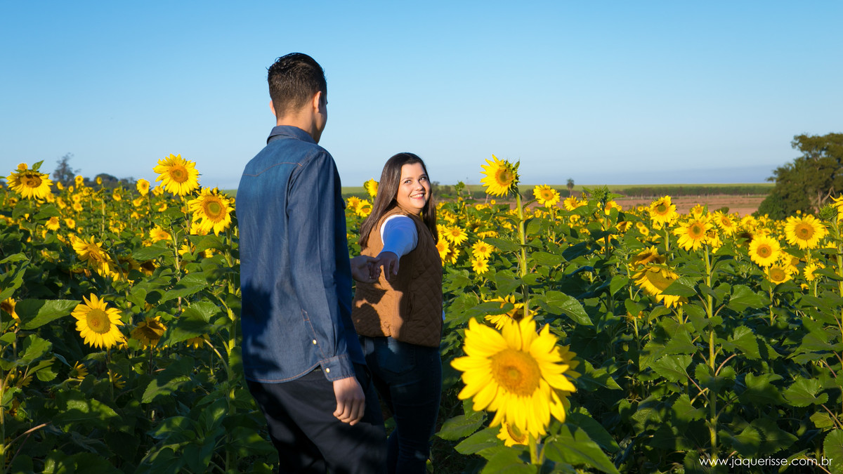 jaque risse, andre risse, estudio bebedouro, melhores fotografos, esposa puxando seu esposo pela mao, e sorrindo