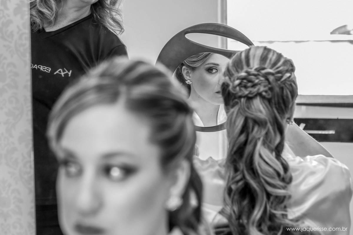 jaque risse, andre risse, estudio bebedouro, melhores fotografos, noiva vendo sua maquiagem no espelho e mostrando seu lindo penteado do cabelo