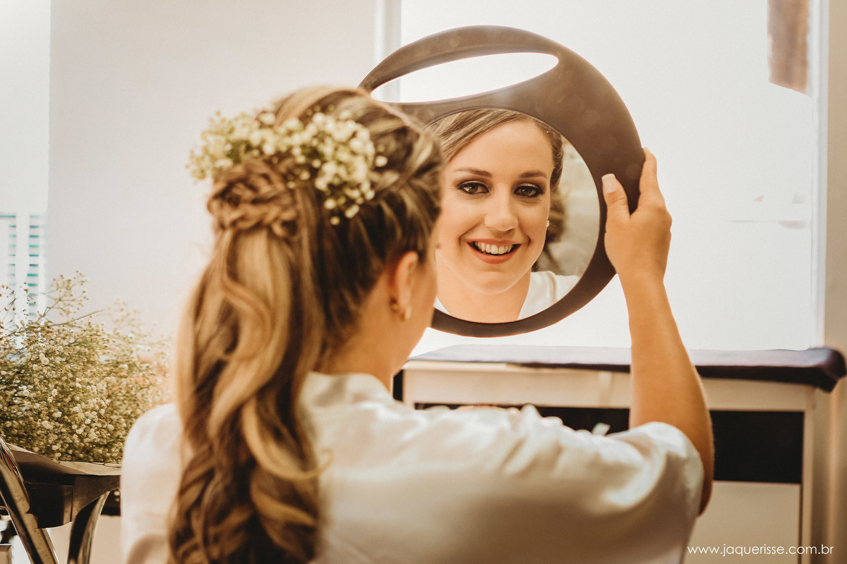 jaque risse, andre risse, estudio bebedouro, melhores fotografos, noiva se olhando no espelho, sorrindo