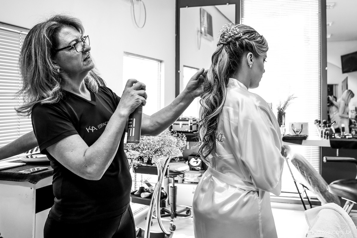 jaque risse, andre risse, estudio bebedouro, melhores fotografos, profissional dando os toques finais no penteado da noiva durante o making of