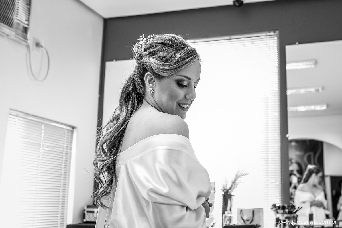 jaque risse, andre risse, estudio bebedouro, melhores fotografos, noiva com o hobby caído abaixo dos ombros e olhando para baixo