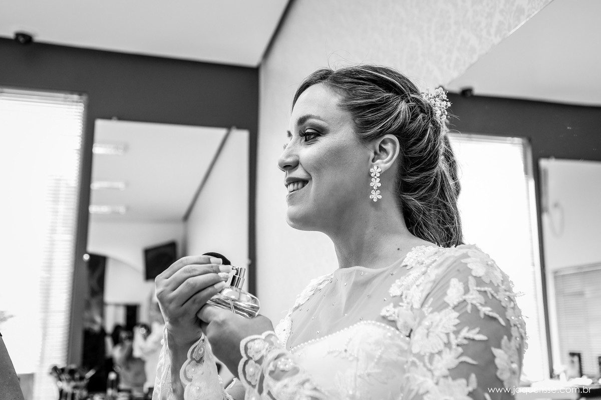 jaque risse, andre risse, estudio bebedouro, melhores fotografos, noiva passando seu perfume