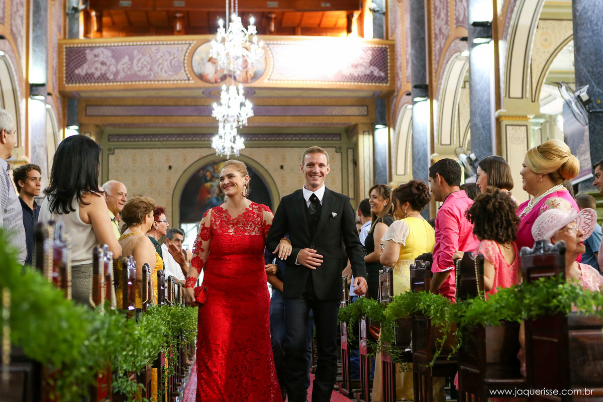 jaque risse, andre risse, estudio bebedouro, melhores fotografos, noivo entrando na igreja com sua mãe ambos muito sorridentes