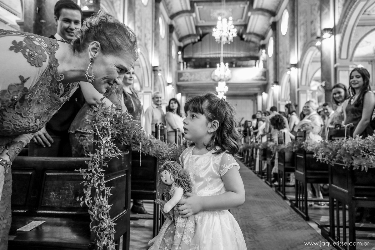 jaque risse, andre risse, estudio bebedouro, melhores fotografos, Daminha  conversando com a mãe do noivo no final do corredor central da igreja