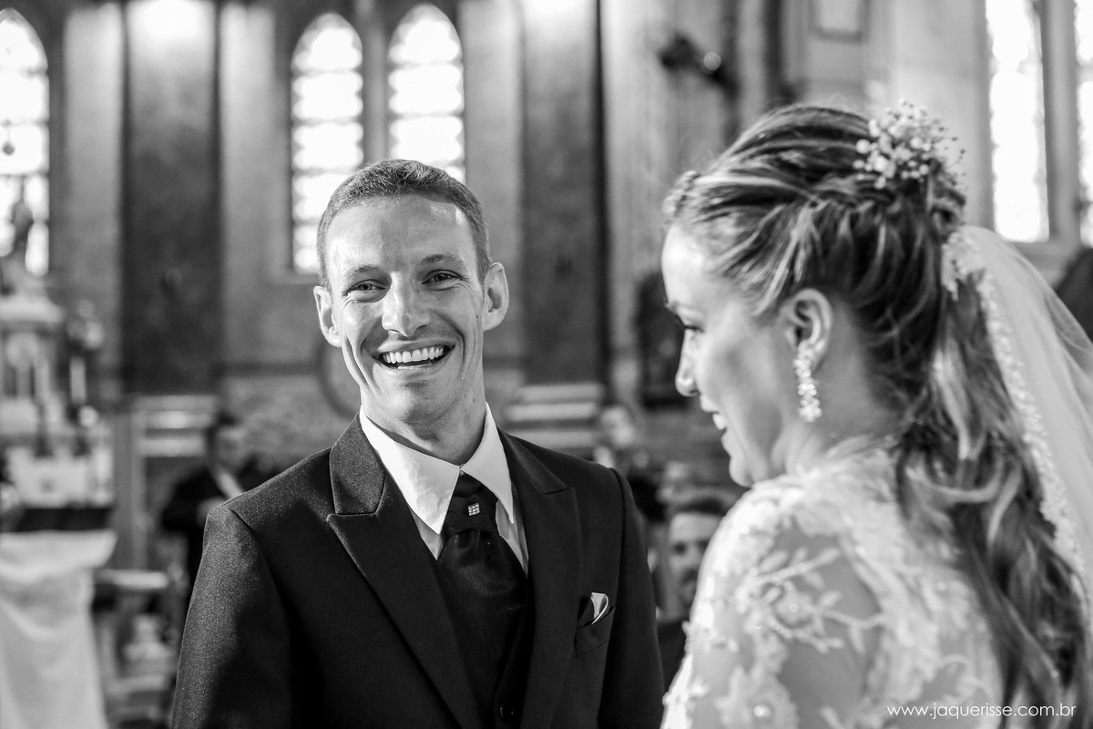 jaque risse, andre risse, estudio bebedouro, melhores fotografos, noivo e noiva em um momento de descontração durante a cerimonia  com um lindo sorriso