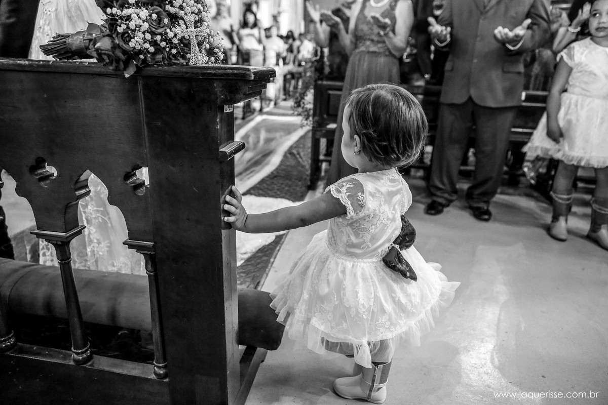 jaque risse, andre risse, estudio bebedouro, melhores fotografos, daminha escorada no genuflexório com uma das pernas dobradas