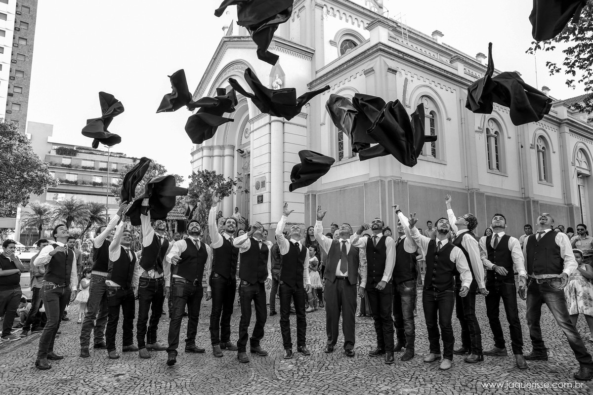 jaque risse, andre risse, estudio bebedouro, melhores fotografos, noivo junto com pais e padrinhos arremessando seus ternos para cima em frente a igreja matriz