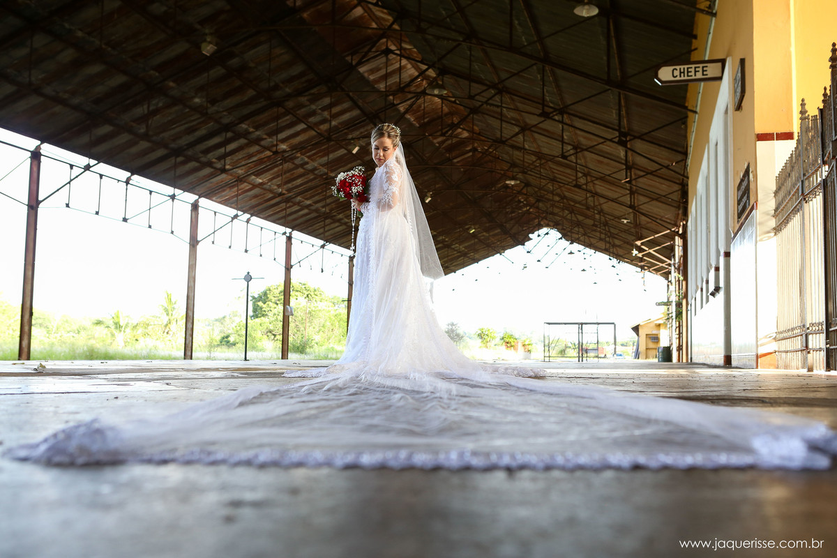 jaque risse, andre risse, estudio bebedouro, melhores fotografos, ensaio da noiva em uma estação de trem antiga  mostrando o detalhe da longa cauda do vestido