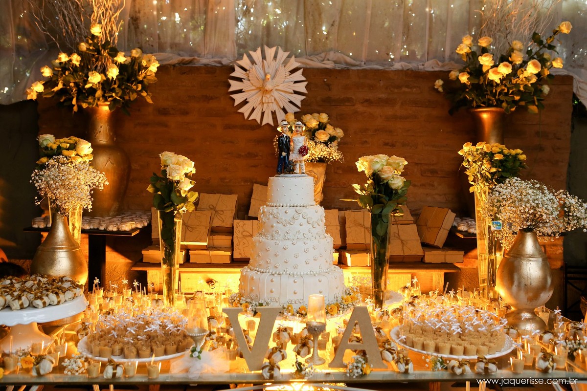 jaque risse, andre risse, estudio bebedouro, melhores fotografos, mesa do bolo decorada com varios tipos de doces e arranjos florais mas seguindo o estilo rustico e country