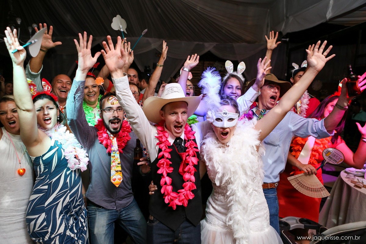 jaque risse, andre risse, estudio bebedouro, melhores fotografos, noivo noiva e convidados na pista de dança com adereços de boate super alegres