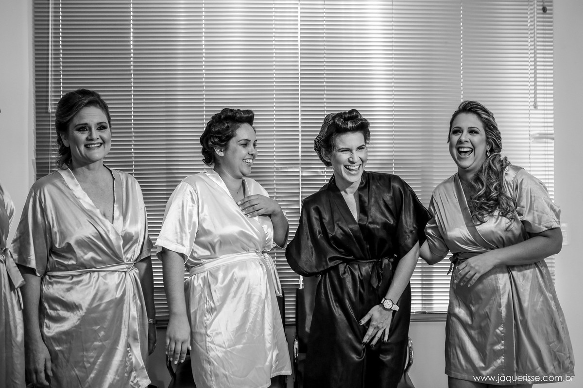 madrinhas e noiva sorrindo em e um momento de descontração durante o making of no click da fotógrafa de casamento Bebedouro SP Jaque Risse