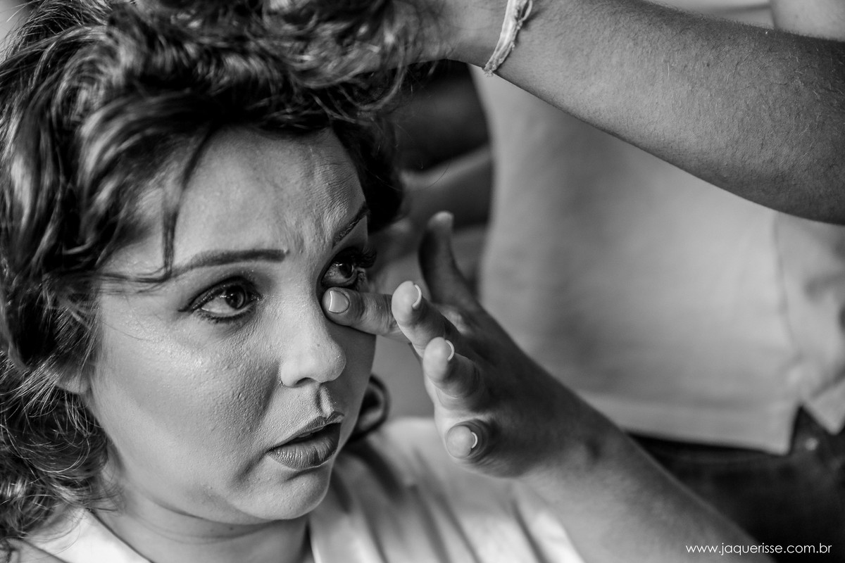 noiva limpando uma lagrima com o dedo durante o making of no click da fotógrafa de casamento Bebedouro SP Jaque Risse