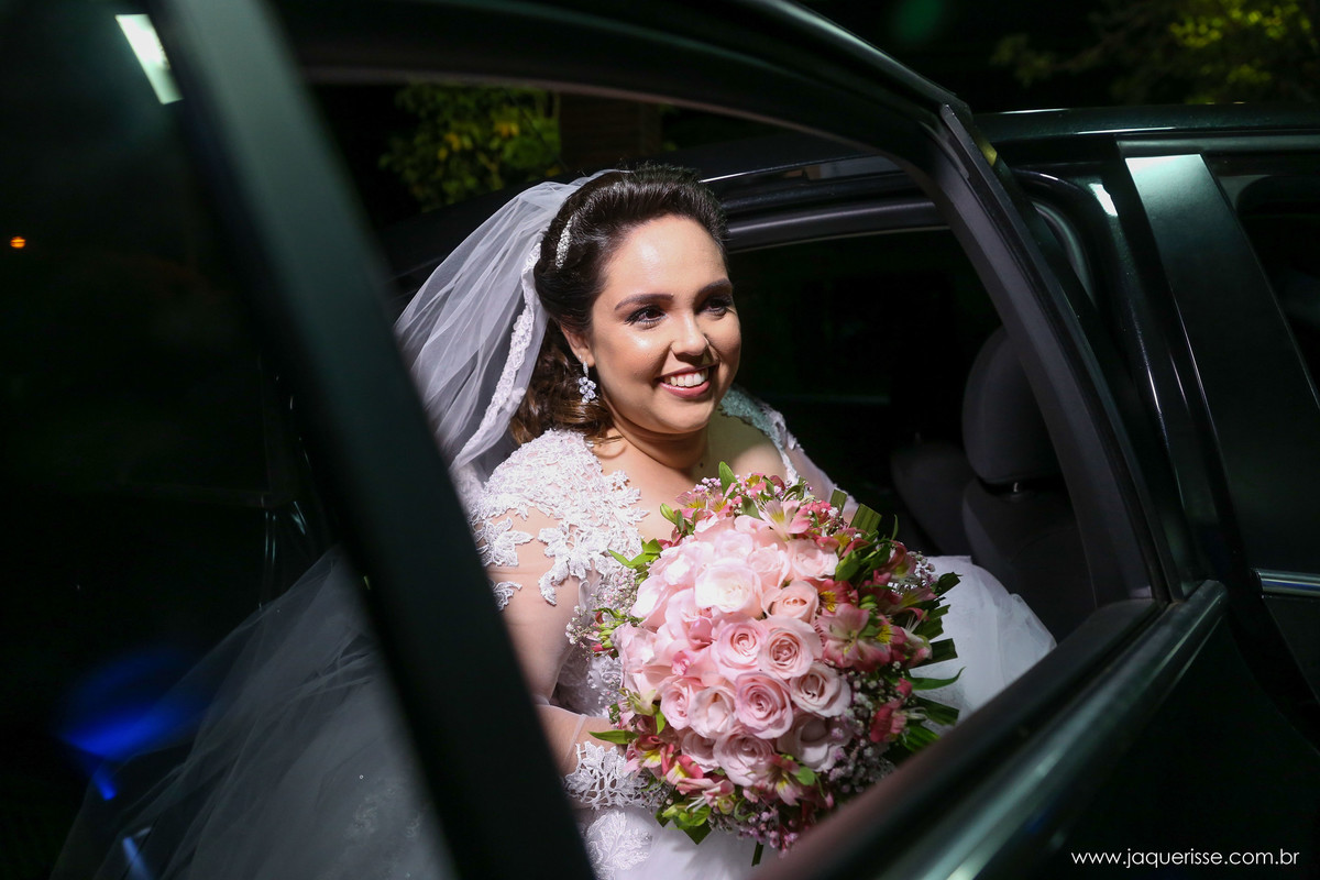 detalhe da noiva sorridente e seu bouquet  dentro do carro no click da fotógrafa de casamento Bebedouro SP Jaque Risse