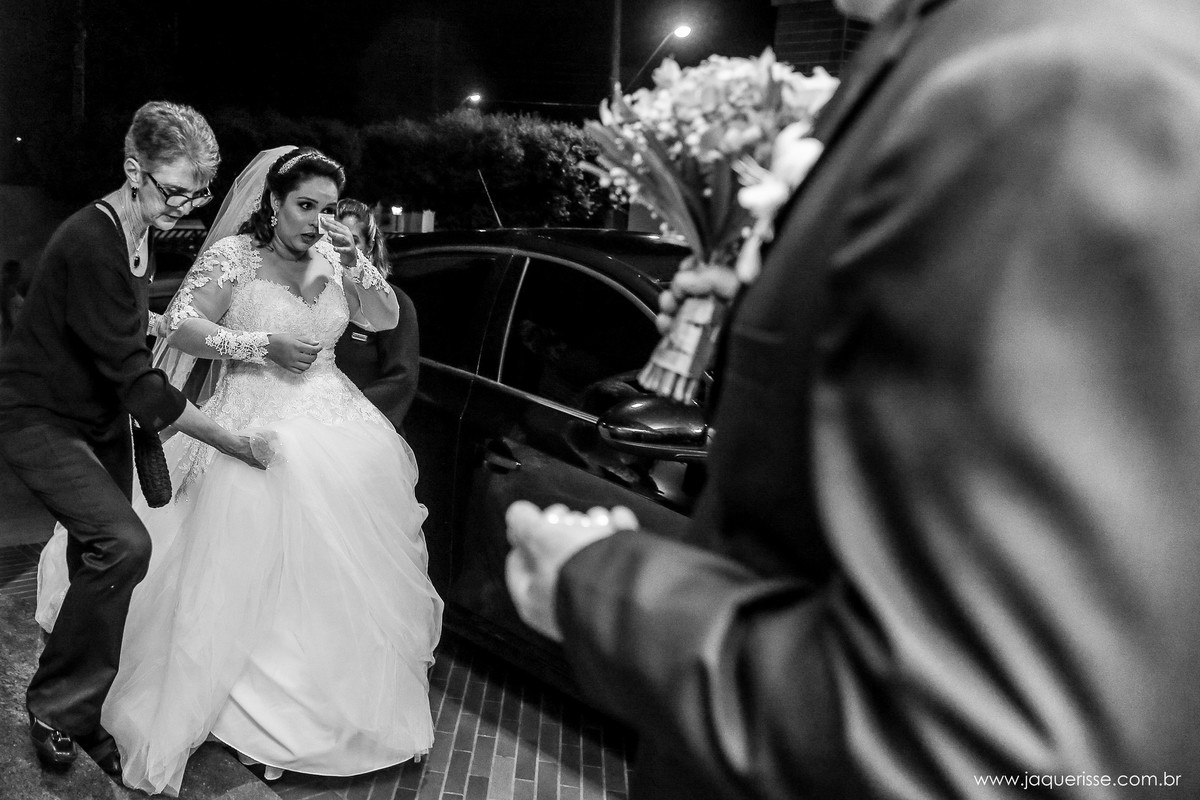 noiva emocionada  sendo guiada pela cerimonialista até seu pai que a aguarda com o bouquet nas mãos no click da fotógrafa de casamento Bebedouro SP Jaque Risse