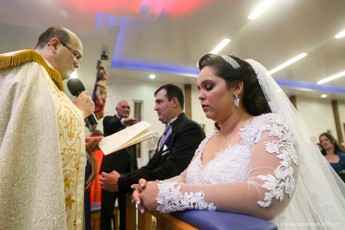 noiva e noivo ajoelhados no genuflexório em um momento de oração no click da fotógrafa de casamento Bebedouro SP Jaque Risse