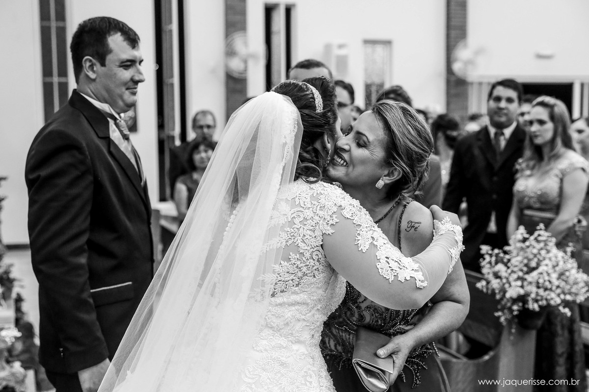 noiva com o véu preso ao cabelo abraçando uma das madrinhas que possui uma tatuagem escrito fé no ombro esquerdo no click da fotógrafa de casamento Bebedouro SP Jaque Risse