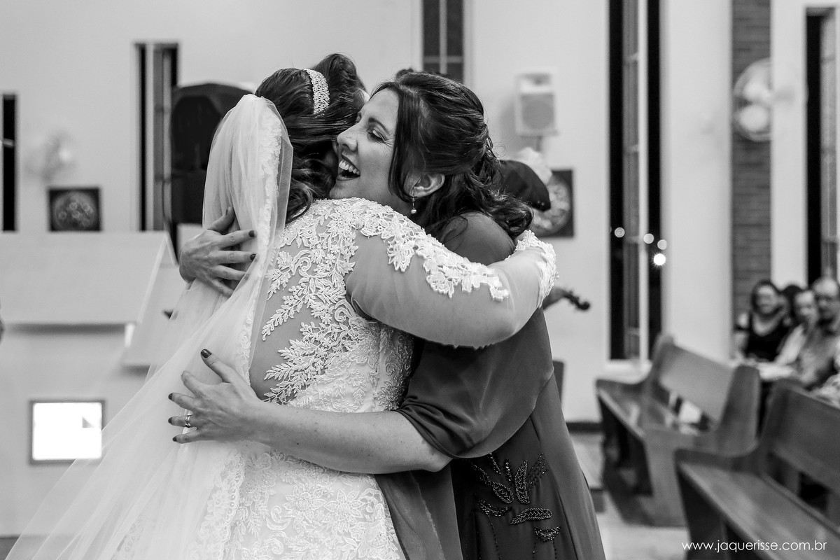 madrinha sorridente dando um abraço super aconchegante na noiva no click da fotógrafa de casamento Bebedouro SP Jaque Risse
