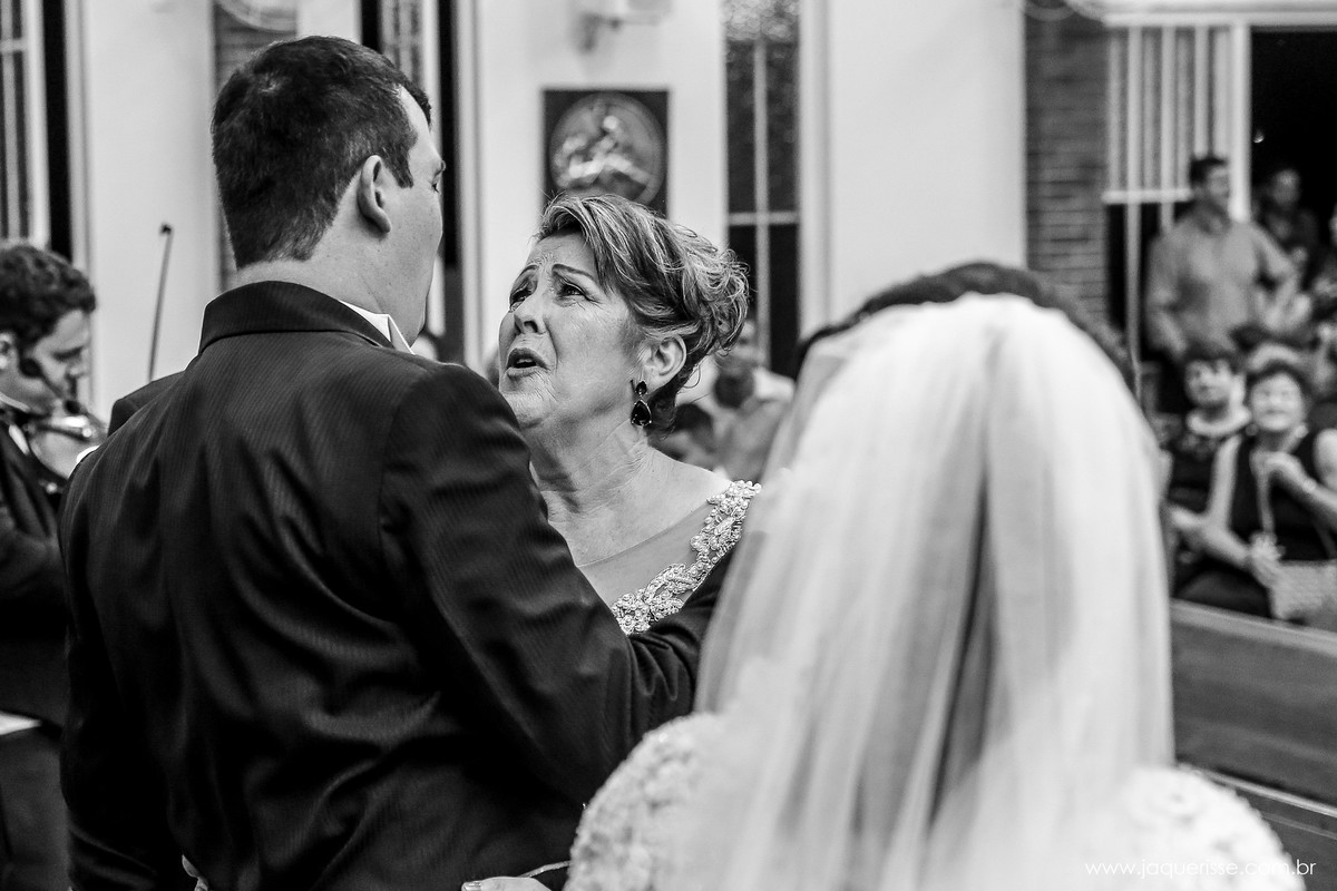 mãe do noivo olhando em seus olhos com um lindo olhar de ternura no click da fotógrafa de casamento Bebedouro SP Jaque Risse