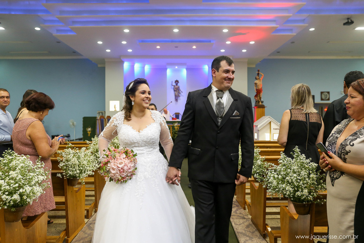 saída dos noivos da igreja ambos sorridentes no click da fotógrafa de casamento Bebedouro SP Jaque Risse