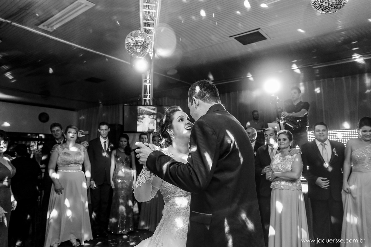 noivo e noiva dançando a valsa num momento de muita alegria no click da fotógrafa de casamento Bebedouro SP Jaque Risse