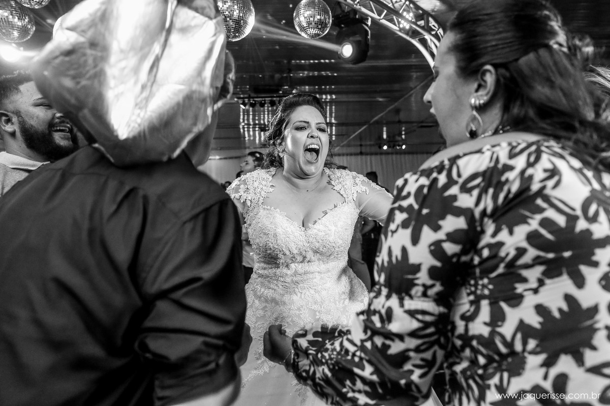 noiva na pista de dança dando um grande grito no click da fotógrafa de casamento Bebedouro SP Jaque Risse