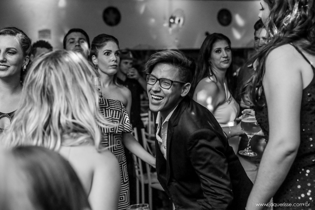 convidados sorridentas dançando na pista de dança no click da fotógrafa de casamento Bebedouro SP Jaque Risse