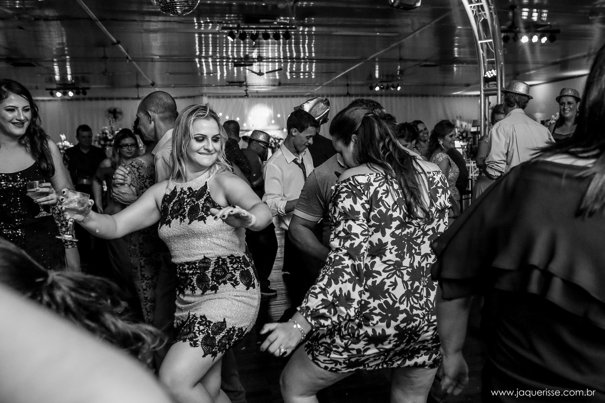 convidadas dançando na pista de dança no click da fotógrafa de casamento Bebedouro SP Jaque Risse